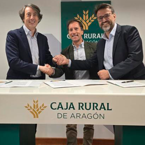 Directivos de Caja Rural de Aragón y Esofitec estrechando la mano tras la firma del acuerdo sobre la Ley Antifraude.