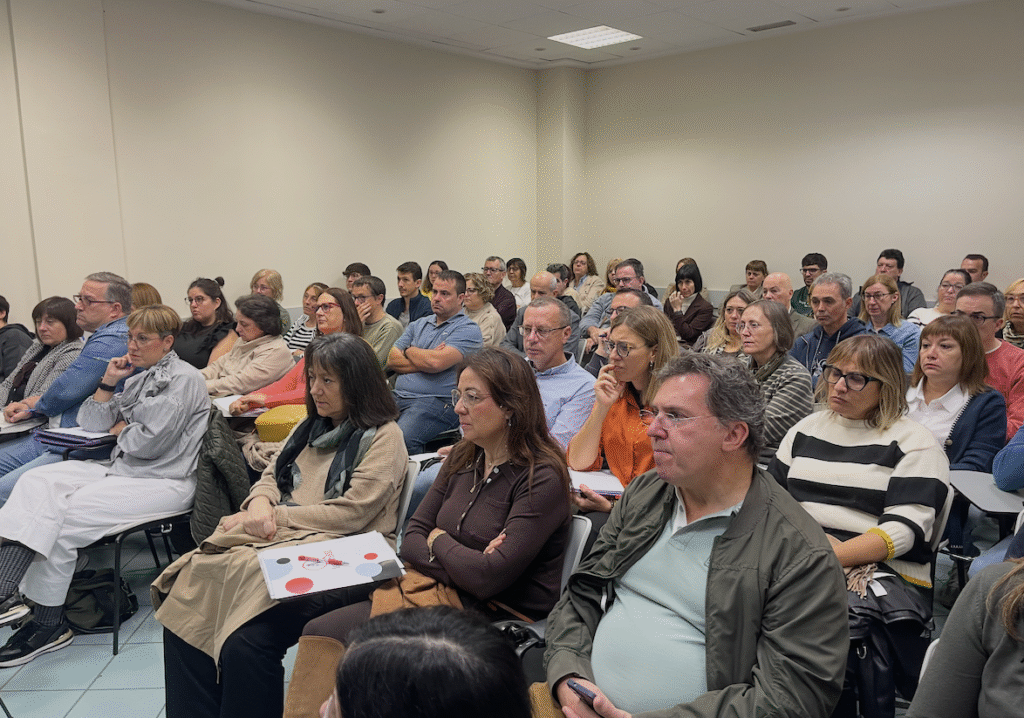 Equipo de Esofitec durante una jornada informativa sobre Verifactu junto a Caja Rural de Teruel, explicando cómo adaptarse a la Ley Antifraude