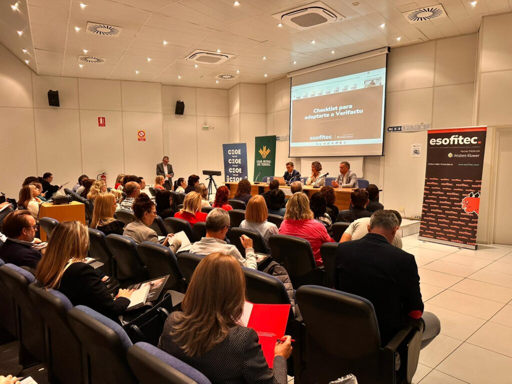 Casi 200 profesionales asisten en Teruel a la jornada sobre la Ley Antifraude y Verifactu, organizada por Esofitec, Caja Rural de Teruel y la CEOE.