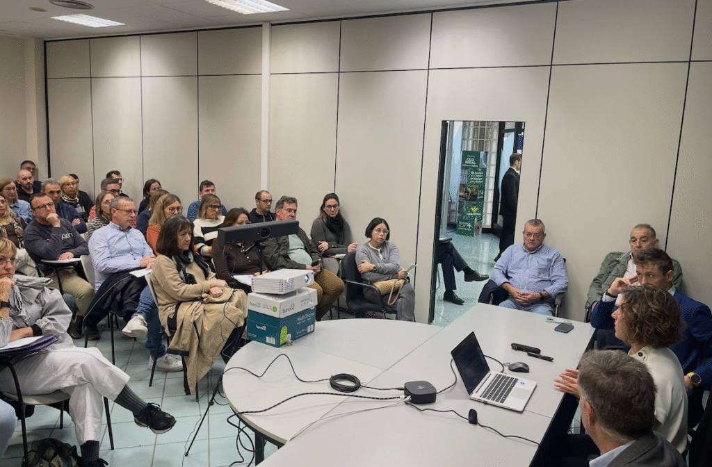 Empresarios y autónomos asisten en Alcañiz a la jornada informativa sobre Verifactu organizada por Esofitec y Caja Rural de Teruel