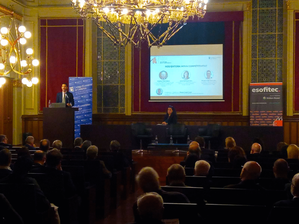 Imagen de la 30a Jornada dels Economistes de Tarragona, con representantes del Col·legi d’Economistes y entidades colaboradoras, incluida Esofitec, durante el acto celebrado el pasado viernes.
