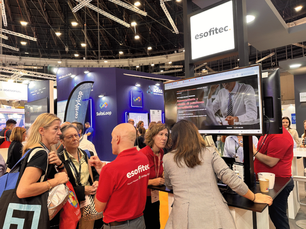 Equipo de Esofitec atendiendo a profesionales en su estand 12C61-5 de IFEMA Madrid durante Accountex España 2025, mostrando soluciones de Cálculo de Pensiones, Verifactu y herramientas de transformación digital.