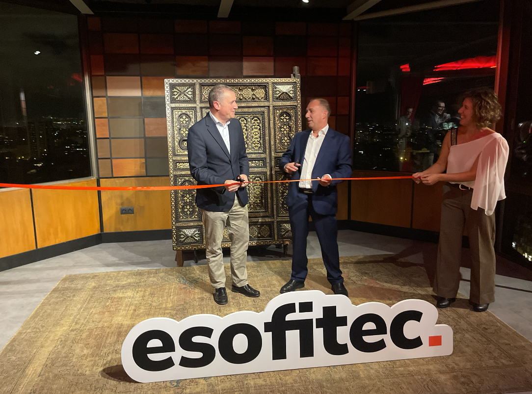 Inauguración de la nueva sede de Esofitec en la Torre Urquinaona de Barcelona con Manel Caballero y Tomàs Font durante el corte de cinta.