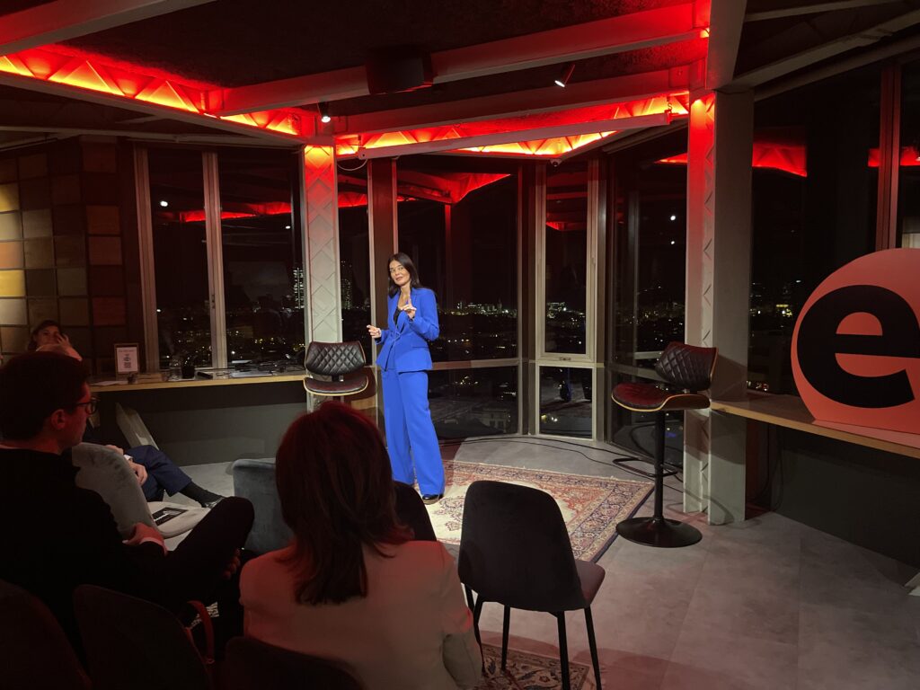Silvia Leal durante su charla sobre inteligencia artificial en la inauguración de la nueva sede de Esofitec en Barcelona.