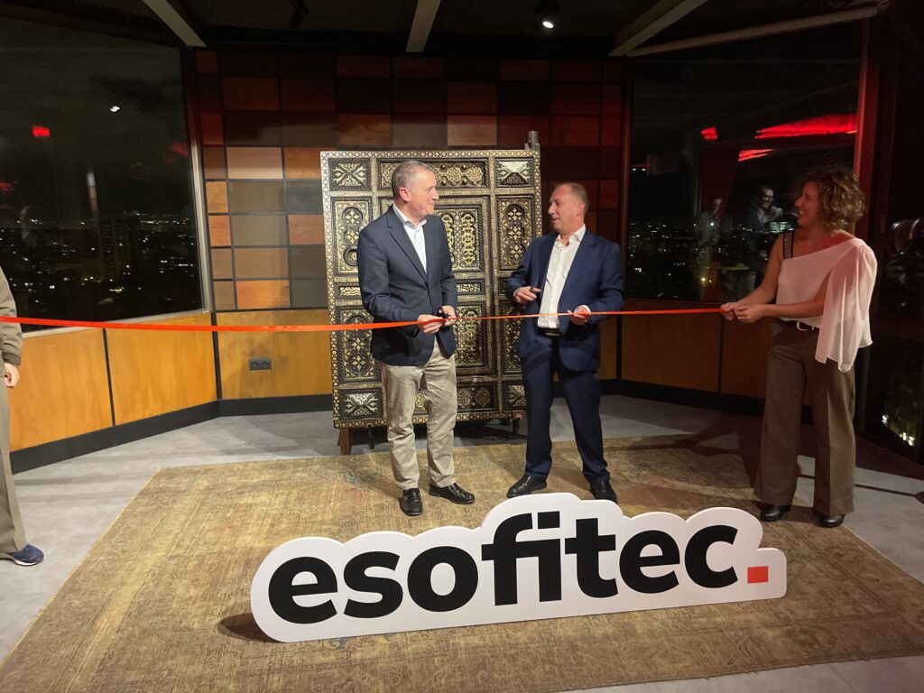 Inauguración de la nueva sede de Esofitec en la Torre Urquinaona de Barcelona con Manel Caballero y Tomàs Font durante el corte de cinta.