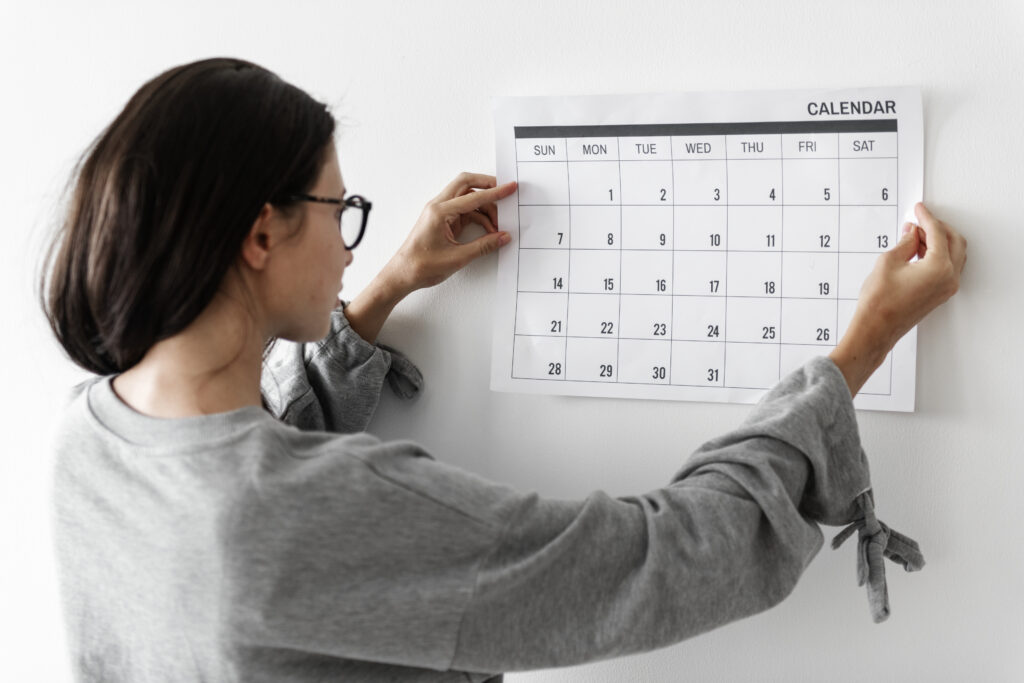 Calendario laboral con festivos marcados para la gestión de descansos de empleados